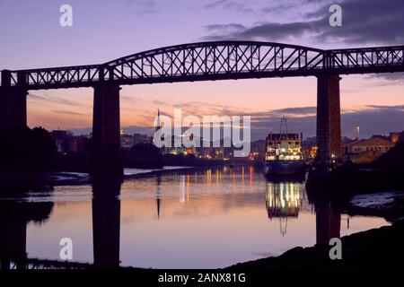 Skyline di Drogheda con luci notturne attraverso il Viadotto Boyne vista dalle rive del fiume Foto Stock