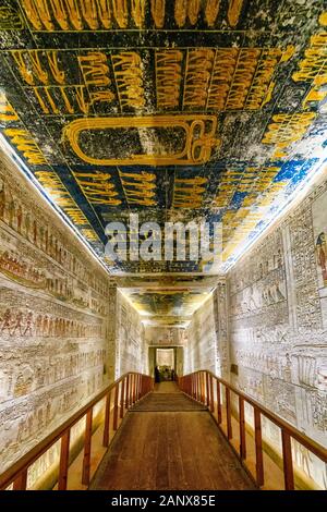 Corridoio nella tomba di KV 9 che conduce dalla camera Pillared alla camera Di Sepoltura e i resti rotti del grande sarcofago esterno di granito di Rameses VI Foto Stock