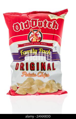 Winneconne, WI - 14 Gennaio 2019 : un pacchetto di Old Dutch potato chips su un sfondo isolato Foto Stock