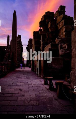 Sole che si trova dietro la Sala Grande Hypostyle e l'Obelisco nel complesso del Tempio di Karnak Foto Stock
