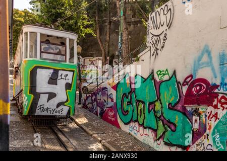 Lisbona portogallo - Luglio 22, 2019: Elevador da Glória, funicolare coperto di graffiti e volgarità nel Bairro Alto, Centro di Lisbona, Portogallo. Foto Stock