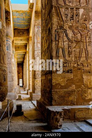 Colonne nella seconda corte del Tempio di Medinet Habu sono decorate con rilievi panati di Rameses III Foto Stock