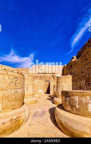 Resti di colonne in Hypostyle Hall del Tempio di Medinet Habu, Tempio mortuario di Rameses III Foto Stock