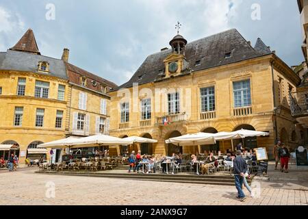 Francia, Dordogne, Sarlat-la-Caneda, Place de la Liberte, ristorante, cafe, bar di fronte all Hotel de Ville (municipio) Foto Stock