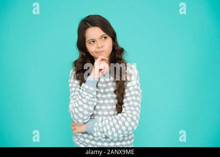 Perché così serio. Bambino con gravi look. Grave ragazza sfondo blu. Bellezza e moda. Grave ma deliziosa. Foto Stock