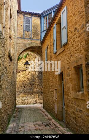 Francia, Dordogne, Sarlat-la-Caneda, overhead footbridge Foto Stock