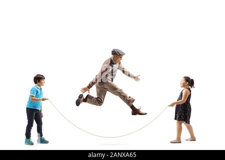 A piena lunghezza shot di bambini e di un uomo anziano la riproduzione di corda isolato su sfondo bianco Foto Stock