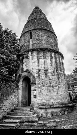 Francia, Dordogne, Sarlat-la-Caneda, Lanterne des morts, costruita fine 12C, monocromatico Foto Stock