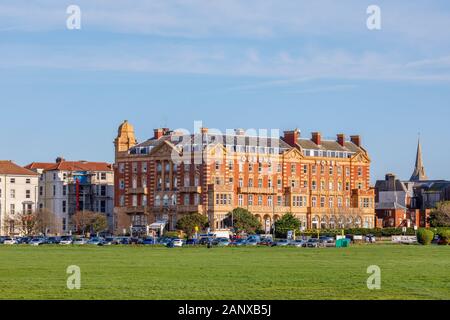 La classica architettura eduardiana Queens Hotel in Clarence Parade, Southsea, Portsmouth, Hampshire, south coast Inghilterra visto oltre Southsea Common Foto Stock