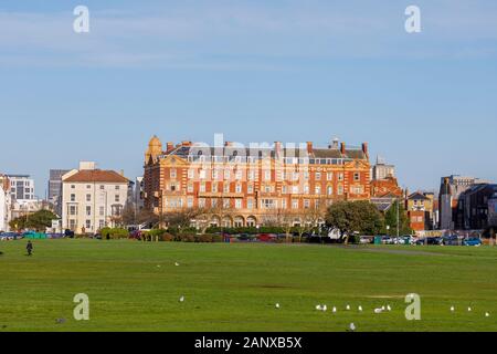 La classica architettura eduardiana Queens Hotel in Clarence Parade, Southsea, Portsmouth, Hampshire, south coast Inghilterra visto oltre Southsea Common Foto Stock