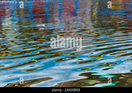 Colorato la riflessione sull'acqua in movimento, in Xochimilco, Messico Foto Stock