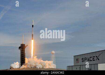 Il Centro Spaziale Kennedy. Florida. Stati Uniti d'America. Il 19 gennaio 2020. La NASA e SpaceX completato un lancio di dimostrazione di fuga della società del drago di equipaggio di veicoli spaziali e di Falcon 9 rocket Domenica. Questo è stato l'ultimo grande prova di volo del veicolo spaziale prima che inizia a trasportare gli astronauti sulla Stazione Spaziale Internazionale sotto la NASA commerciale del programma dell'equipaggio. Amministratore della NASA Jim Bridenstine e Elon Musk CEO di SpaceX hanno partecipato al lancio e nuova conferenza. Credito foto Julian Porro / Alamy Live News Foto Stock