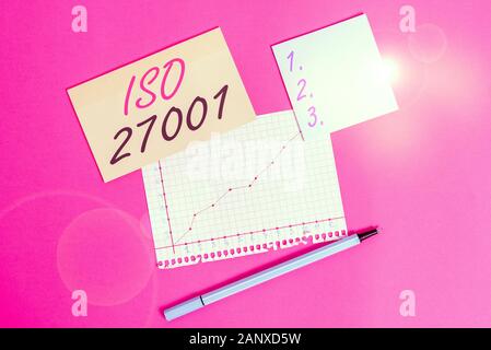 La scrittura della nota mostra Iso 27001. Il concetto di business per la specifica per la sicurezza delle informazioni sistema analysisagement fissa e nota la matematica di carta s Foto Stock