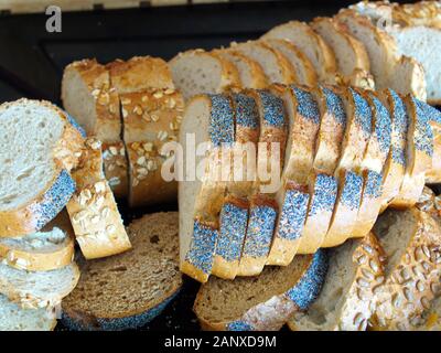 Semi di papavero pane. fette di pane turco pronto a servire. aperto. buffet di insalate. Foto Stock