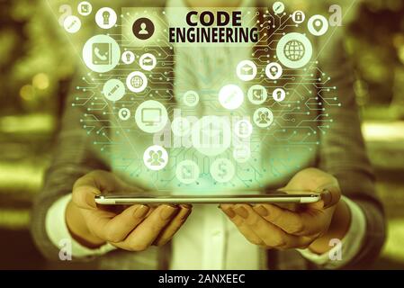 Scrittura di codice di testo di ingegneria. Foto concettuale applicazione di engineering per lo sviluppo di software Foto Stock