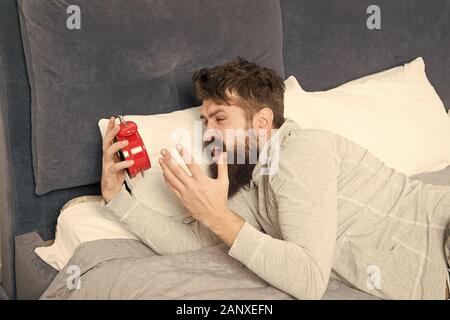 Fasi di sonno. Cattura fino a perdere il sonno durante il fine settimana. Risveglio mattutino. L'uomo sveglio infelice con sveglia squilla. Anche se si sono addormentati potreste svegliarvi con la sensazione che non ha sonno a tutti. Foto Stock