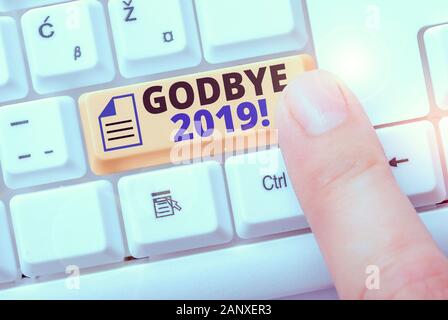 La scrittura della nota mostra Godbye 2019. Il concetto di business per esprimere auspici quando il troncaggio o alla fine dello scorso anno Foto Stock