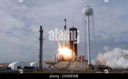 Il Centro Spaziale Kennedy, Stati Uniti. Xix gen, 2020. Un SpaceX Falcon 9 rocket aumenta l'equipaggio Dragon navicella spaziale della NASA su un lancio di prova di interruzione a 10:30 AM da complesso 39a al Kennedy Space Center, Florida, domenica 19 gennaio, 2020. SpaceX condotto il test come una misura definitiva per garantire la sicurezza per le future missioni con equipaggio per la Stazione Spaziale Internazionale.Foto di Joe Marino-Bill Cantrell/UPI Credito: UPI/Alamy Live News Foto Stock