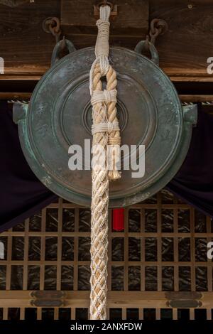 Una campana e la corda a Yakuri-ji, l'ottantacinquesimo tempio buddista sul pellegrinaggio di Shikoku a Takamatsu, Giappone. Foto Stock