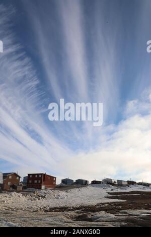 Vista di un alta comunità artiche e quartiere con i cieli blu e un po' di neve sul terreno, situato a Cambridge Bay, Nunavut Canada Foto Stock