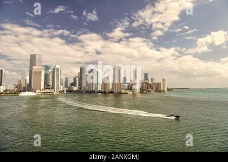 Dal punto di vista architettonico imponente alte torri. Grattacieli e azzurre acque dell'oceano. Deve vedere attrazioni. Miami waterfront foderato con porti turistici. Il centro urbano di Miami Centro citta'. Quartiere degli affari di Miami. Foto Stock