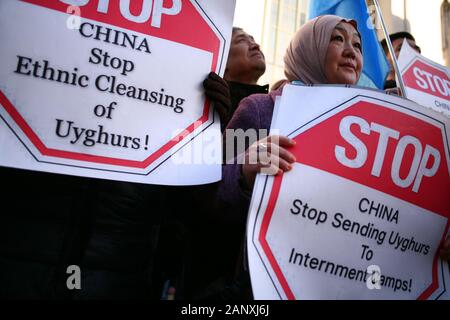 Uighur di attivisti per i diritti cartelloni attesa durante la protesta.Gli attivisti rally in solidarietà con il movimento in favore della democrazia a Hong Kong e in segno di protesta contro la Cina del trattamento della sua tibetano e Uighur popoli a una dimostrazione per tutte e tre le cause al di fuori dell'Ambasciata cinese a Londra. Nella sua recente rilasciato 'World Report 2020", con sede a New York e la ricerca e la promozione delle Ong Diritti umani guarda la scorsa settimana ha individuato-out 'approfondimento repressione" dalle autorità cinesi durante il 2019, compresi della libertà religiosa in Tibet e in patria uighur xinjiang, come la funzione di definizione di ciò che è stato il settantesimo anniversa Foto Stock