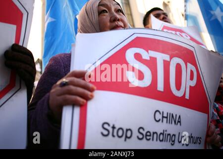 Uighur di attivisti per i diritti cartelloni attesa durante la protesta.Gli attivisti rally in solidarietà con il movimento in favore della democrazia a Hong Kong e in segno di protesta contro la Cina del trattamento della sua tibetano e Uighur popoli a una dimostrazione per tutte e tre le cause al di fuori dell'Ambasciata cinese a Londra. Nella sua recente rilasciato 'World Report 2020", con sede a New York e la ricerca e la promozione delle Ong Diritti umani guarda la scorsa settimana ha individuato-out 'approfondimento repressione" dalle autorità cinesi durante il 2019, compresi della libertà religiosa in Tibet e in patria uighur xinjiang, come la funzione di definizione di ciò che è stato il settantesimo anniversa Foto Stock