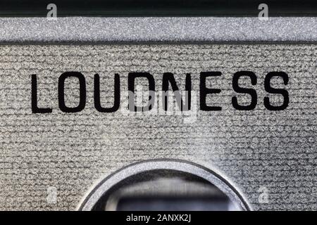 Close up macro fotografia di interruttore loudness su boombox vintage. Foto Stock
