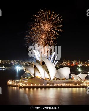 Sydney, AUSTRALIA - 8 MARZO 2018 - Una Serie Di fuochi d'artificio d'oro creano un'esposizione abbagliante sulla Sydney Opera House e sul porto Foto Stock
