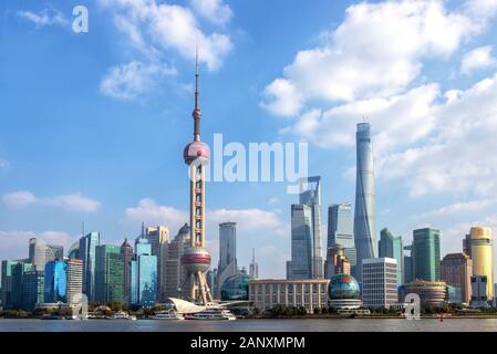 Shanghai, Cina - Novermber 20, 2014: il magnifico skyline di Shanghai in una giornata di sole, come si vede da tutto il Bund. Shanghai è una finanziaria globale Foto Stock