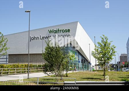 Basingstoke, Regno Unito - Luglio 23, 2019: vista della sorprendente nuovo ramo di Waitrose in Basingstoke Hampshire, su una soleggiata giornata estiva. Foto Stock