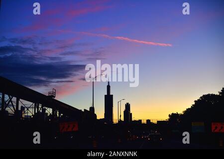 Chicago, Illinois, Stati Uniti d'America. Veicoli su Eisenhower Expressway passando attraverso la città è ordinata lato ovest sulla strada per il centro di Chicago. Foto Stock