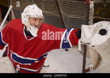 Angolo di elevata azione girato di hockey femminile giocatore gate di difesa durante il match, spazio di copia Foto Stock