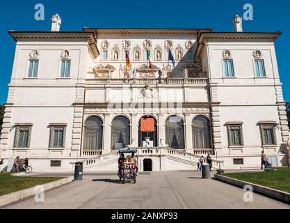 Ingresso frontale della Galleria Borghese, edificio esterno del Museo Galleria Borghese, Villa Borghese, Roma, Italia Foto Stock