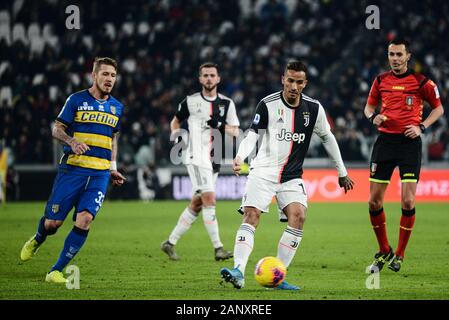 Torino, Italia. Xix gen, 2020. Danilo della Juventus FC in azione durante la serie di una partita di calcio tra Juventus e Parma. La Juventus ha vinto2-1 su Parma presso lo stadio Allianz, di Torino in Italia il 10 gennaio 2020 (foto di Alberto Gandolfo/Pacific Stampa) Credito: Pacific Press Agency/Alamy Live News Foto Stock