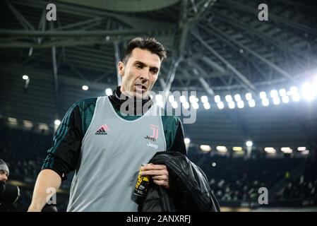 Torino, Italia. Xix gen, 2020. Gianluigi Buffon della Juventus FC si affaccia sulla prima serie di una partita di calcio tra Juventus e Parma. La Juventus ha vinto2-1 su Parma presso lo stadio Allianz, di Torino in Italia il 10 gennaio 2020 (foto di Alberto Gandolfo/Pacific Stampa) Credito: Pacific Press Agency/Alamy Live News Foto Stock