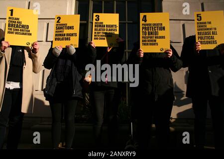 Gli attivisti cartelloni attesa durante la protesta.Gli attivisti rally in solidarietà con il movimento in favore della democrazia a Hong Kong e in segno di protesta contro la Cina del trattamento della sua tibetano e Uighur popoli a una dimostrazione per tutte e tre le cause al di fuori dell'Ambasciata cinese a Londra. Nella sua recente rilasciato 'World Report 2020", con sede a New York e la ricerca e la promozione delle Ong Diritti umani guarda la scorsa settimana ha individuato-out 'approfondimento repressione" dalle autorità cinesi durante il 2019, compresi della libertà religiosa in Tibet e in patria uighur xinjiang, come la funzione di definizione di ciò che è stato in occasione del settantesimo anniversario della Foto Stock