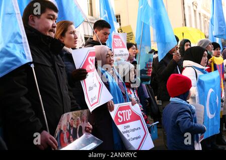 Uighur attivisti di destra tenere cartelloni durante la protesta.Gli attivisti rally in solidarietà con il movimento in favore della democrazia a Hong Kong e in segno di protesta contro la Cina del trattamento della sua tibetano e Uighur popoli a una dimostrazione per tutte e tre le cause al di fuori dell'Ambasciata cinese a Londra. Nella sua recente rilasciato 'World Report 2020", con sede a New York e la ricerca e la promozione delle Ong Diritti umani guarda la scorsa settimana ha individuato-out 'approfondimento repressione" dalle autorità cinesi durante il 2019, compresi della libertà religiosa in Tibet e in patria uighur xinjiang, come la funzione di definizione di ciò che è stato il settantesimo anniversar Foto Stock