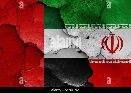 Bandiere di Emirati Arabi Uniti e l'Iran dipinta sulla parete incrinato Foto Stock