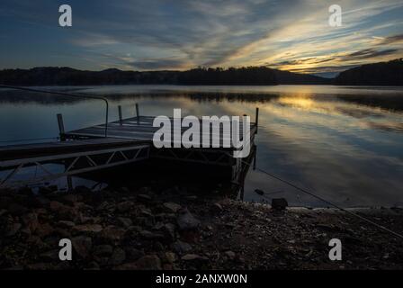 Sunrise, Lago di Sidney Lanier. Bellissima alba riflessa sulla superficie dell'acqua attorno al molo a Wahoo Creek Park. Wahoo Creek Park è un recreati Foto Stock