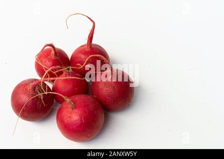I dadi rossi ravanelli. Alimenti biologici sfondo. Sano, nutrizione vegana sfondo. isolato sullo sfondo bianco. Vista dall'alto. Spazio libero per il testo Foto Stock
