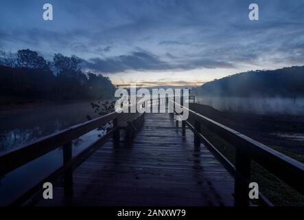 Crepuscolo, il Lago Lanier Sidney. La nebbia in una fredda mattina di novembre in guerra Hill Park. La guerra Hill Park è un grande parco sul lato nord del Lago Lanier in Dawson Foto Stock