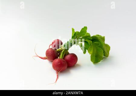 I dadi rossi ravanelli. Alimenti biologici sfondo. Sano, nutrizione vegana sfondo. isolato sullo sfondo bianco. Vista dall'alto. Spazio libero per il testo Foto Stock