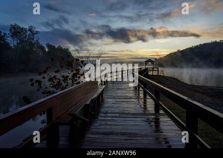 Sunrise, Lago di Sidney Lanier. Autunno sunrise visto dal molo presso la guerra Hill Park. La guerra Hill Park è un grande parco sul lato nord del Lago Lanier in Da Foto Stock