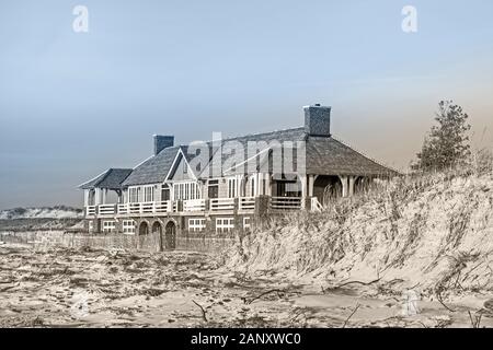 Stato Ludington Park Beach House sulla tempesta disseminato spiaggia vicino Ludington, Michigan, Stati Uniti d'America. Stato Ludington Park è un parco dello stato si trova appena a nord di L Foto Stock