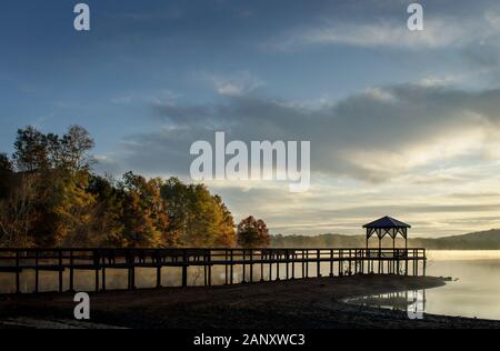 Sunrise, Lago di Sidney Lanier. Luce del sole di mattina illuminazione il rive in guerra Hill Park. La guerra Hill Park è un grande parco sul lato nord del Lago Lanier in D Foto Stock