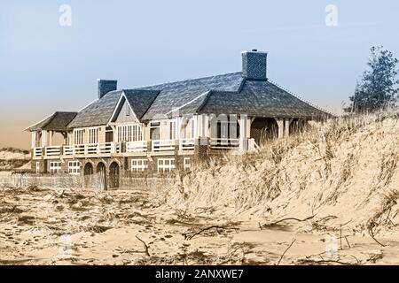 Stato Ludington Park Beach House sulla tempesta disseminato spiaggia vicino Ludington, Michigan, Stati Uniti d'America. Stato Ludington Park è un parco dello stato si trova appena a nord di L Foto Stock