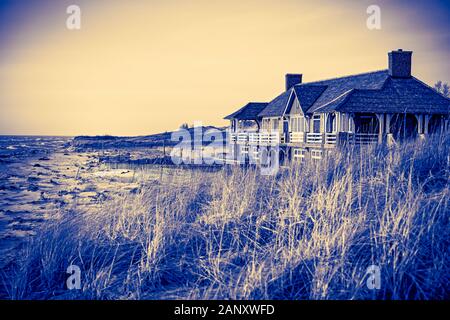 Stato Ludington Park Beach House sulla tempesta disseminato spiaggia vicino Ludington, Michigan, Stati Uniti d'America. Stato Ludington Park è un parco dello stato si trova appena a nord di L Foto Stock