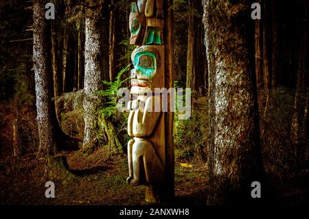 Il totem pole accanto a percorsi turistici in Sitka National Historical Park di Sitka, Alaska, STATI UNITI D'AMERICA Foto Stock