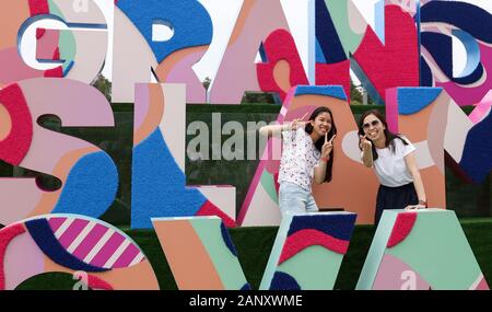 Melbourne, Australia. Xx gen, 2020. Due bambine posano per le foto di Melbourne Park, Melbourne, Australia, 20 gennaio, 2020. Australian Open di Tennis Championship 2020 calci fuori qui il lunedì. Credito: Bai Xuefei/Xinhua/Alamy Live News Foto Stock